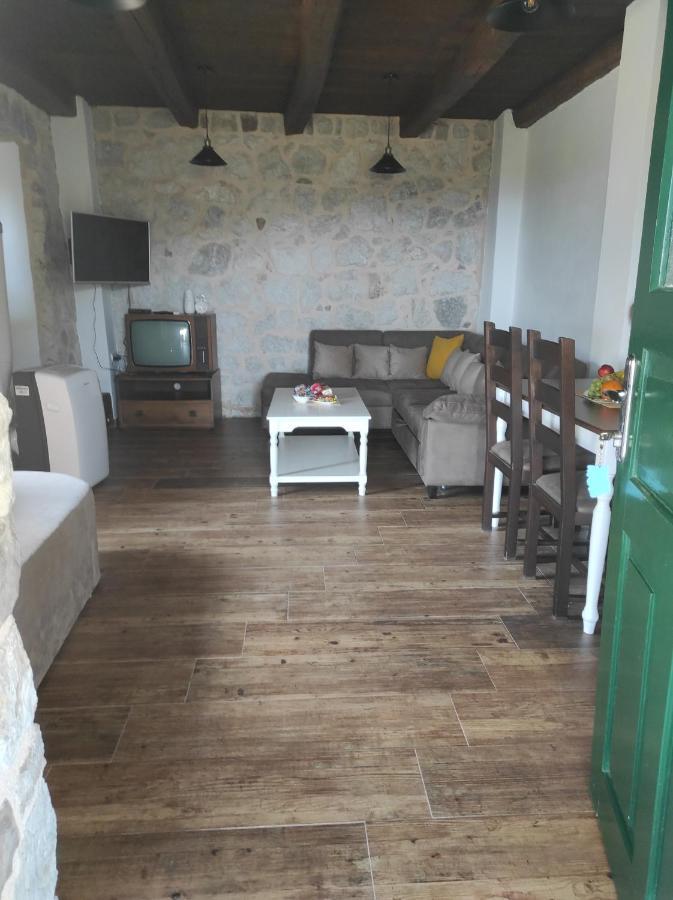 Rustic Stone House Bar Exterior foto