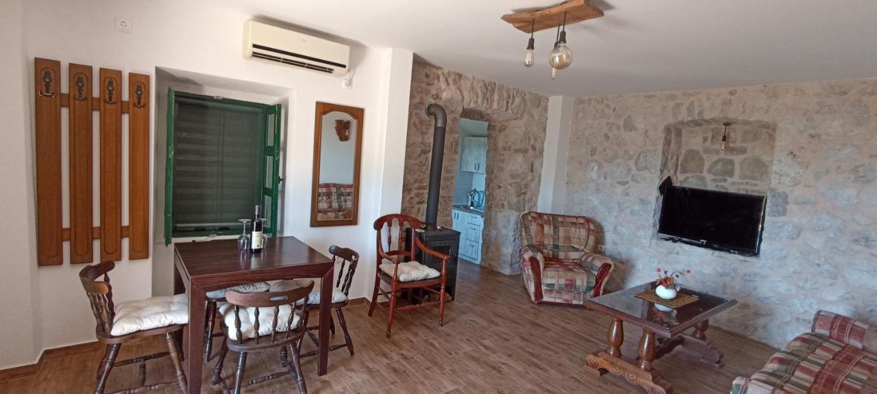 Rustic Stone House Bar Exterior foto