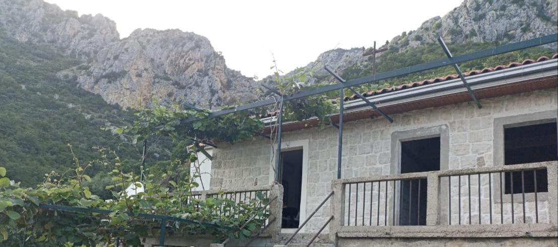 Rustic Stone House Bar Exterior foto