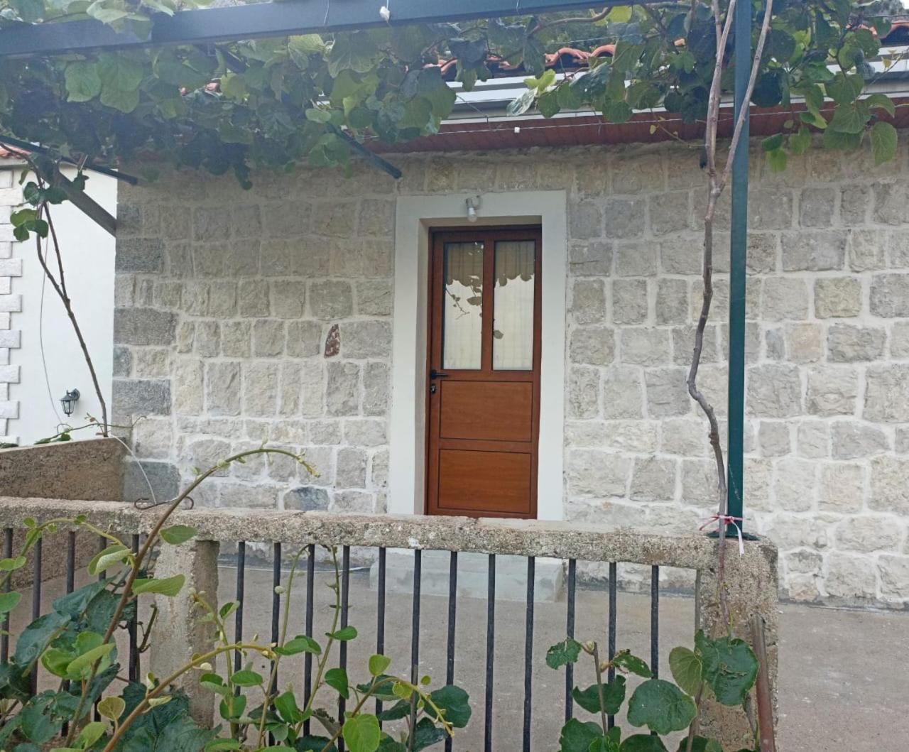 Rustic Stone House Bar Exterior foto
