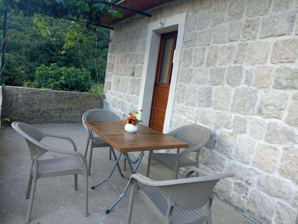 Rustic Stone House Bar Exterior foto