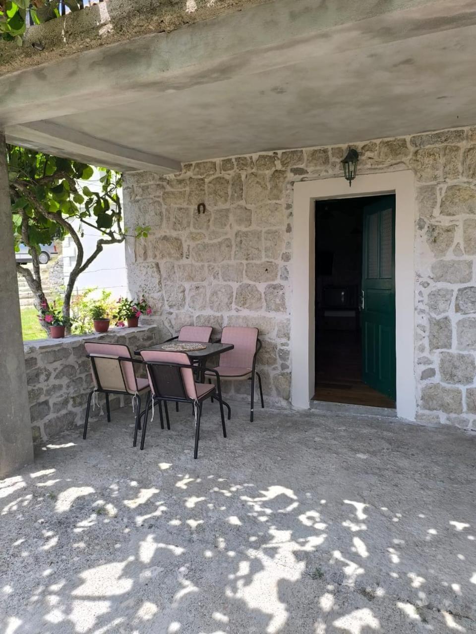 Rustic Stone House Bar Exterior foto
