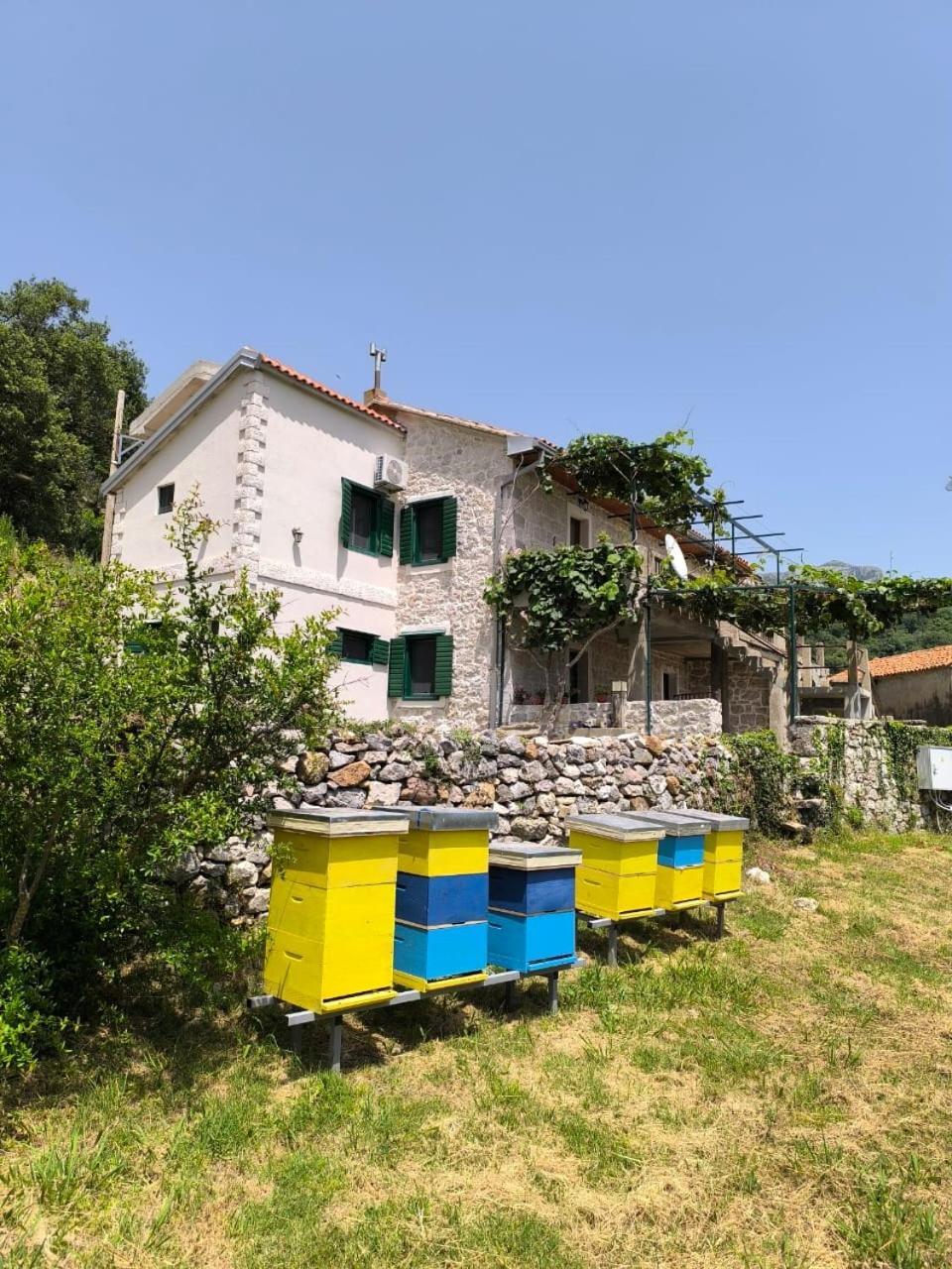 Rustic Stone House Bar Exterior foto