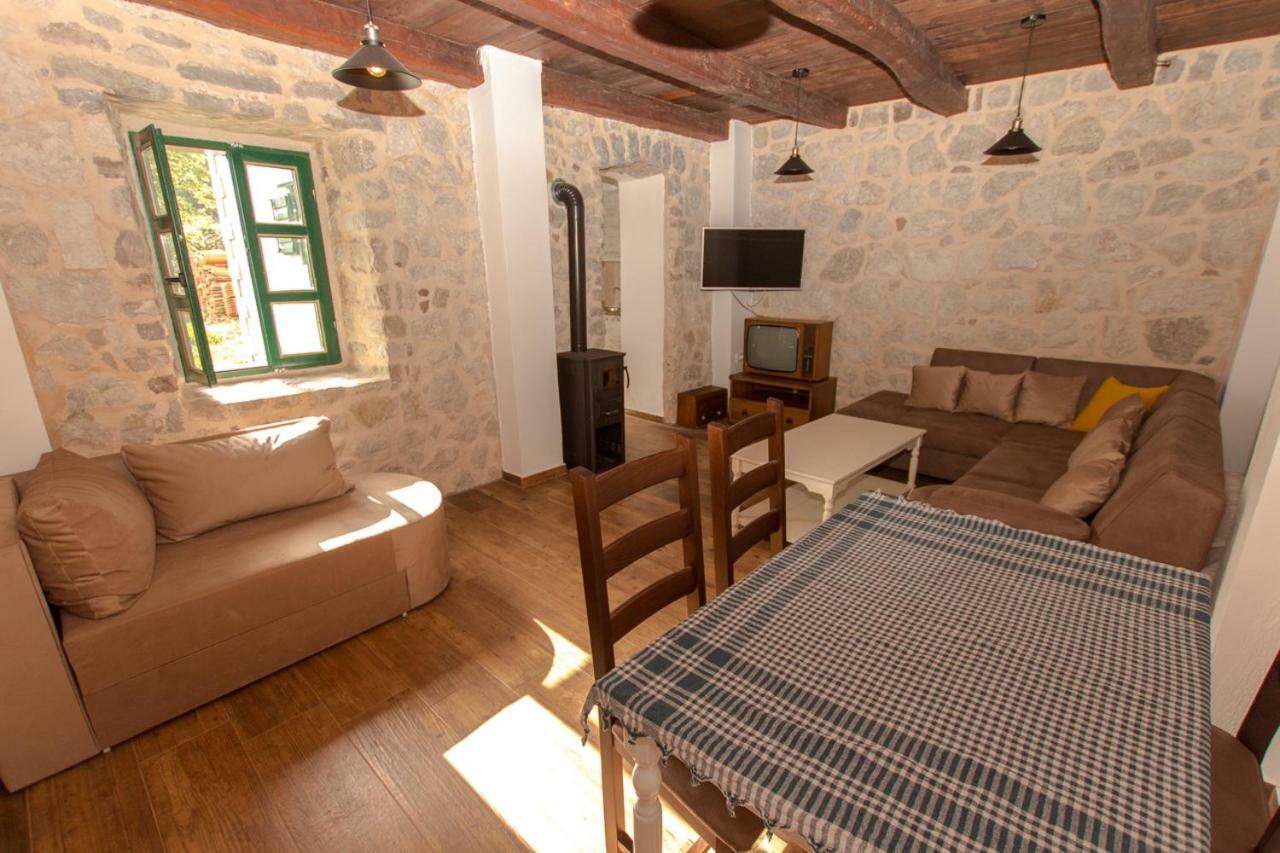 Rustic Stone House Bar Exterior foto